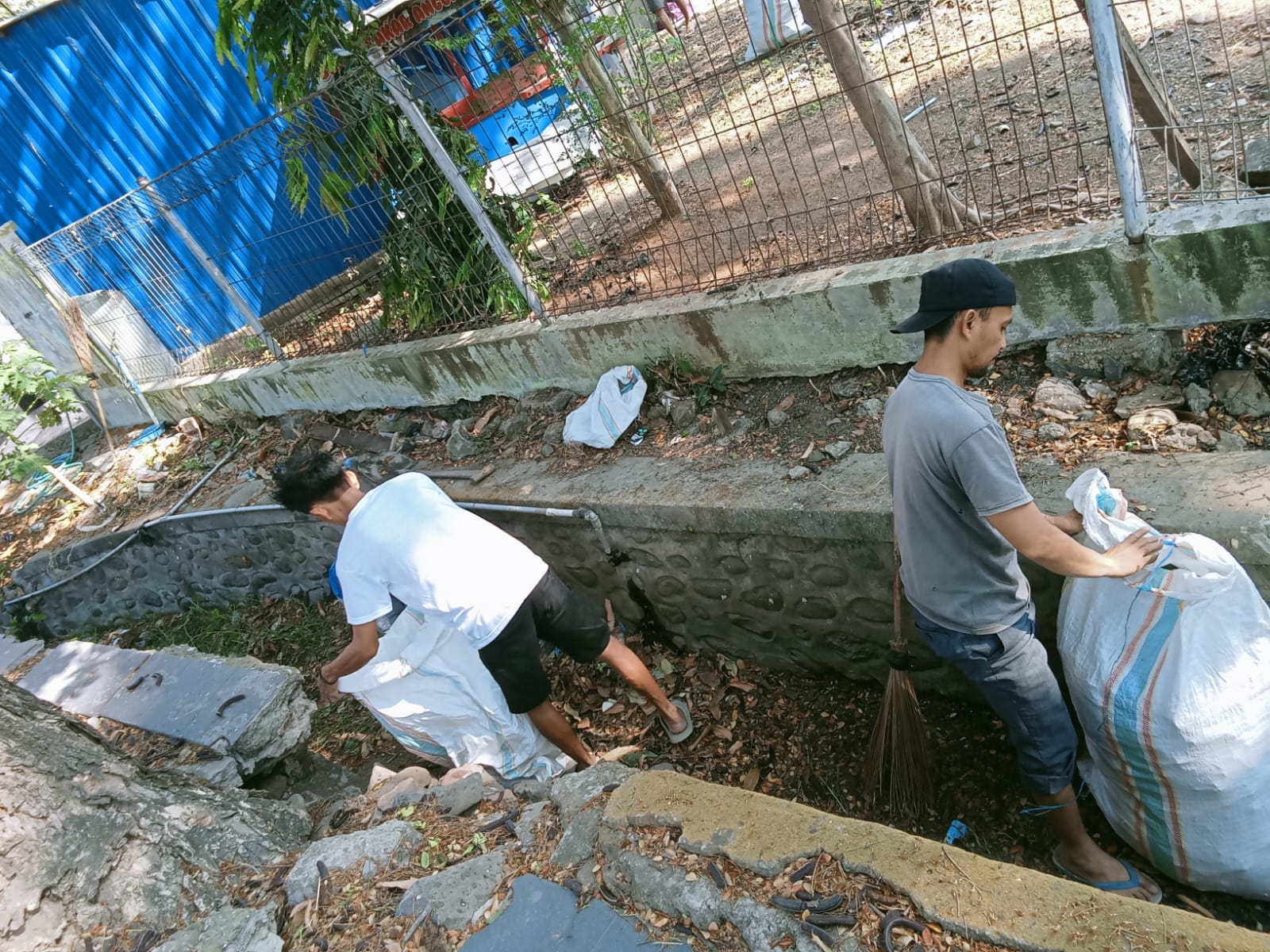 JUMAT BERSIH, LEMBANG BERGERAK! Pemerintah Kelurahan Lembang Bersama Dinas Ketahanan Pangan Perkuat Sinergi Jaga Kebersihan Bank Sampah Arakeke